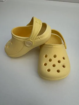 Sandália Modelo Tradicional Amarelo Crocs 19-20