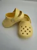 Sandália Modelo Tradicional Amarelo Crocs 19-20