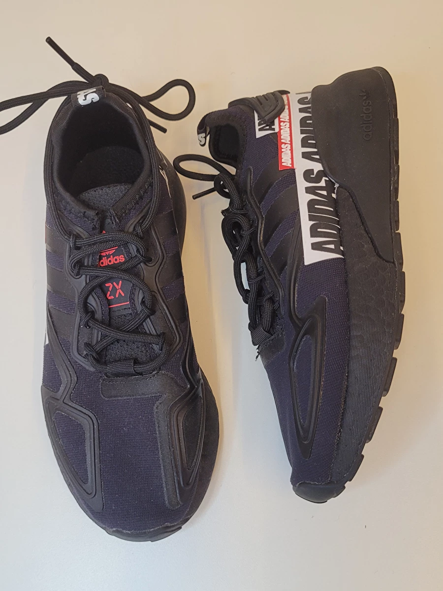 Tênis Couro Escritas Em Branco/ Cadarço Preto Adidas 33