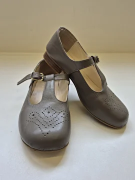 Sapatilha Com Fivela Cinza Cinco Marias 26