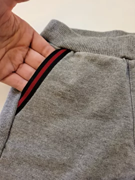 Bermuda Algodão Com Ribana Na Cintura/Listras Vermelha E Preta Nos Bolsos Cinza Gucci 3 Anos