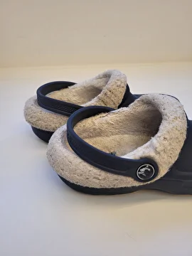 Sandália Modelo Tradicional Com Pêlo Dentro Azul Crocs C12-13