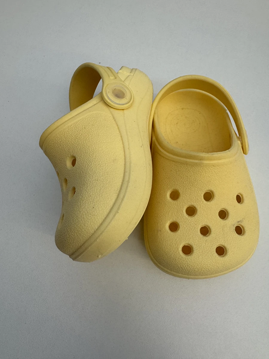 Sandália Modelo Tradicional Amarelo Crocs 19-20