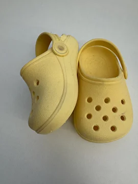 Sandália Modelo Tradicional Amarelo Crocs 19-20
