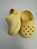 Sandália Modelo Tradicional Amarelo Crocs 19-20